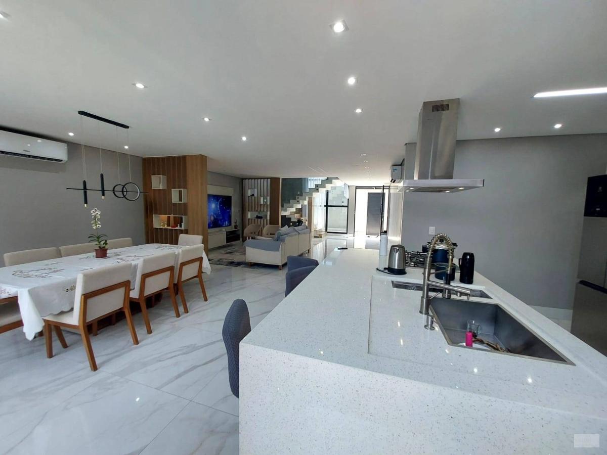 Casa 3 quartos sendo suites com closets, Piscina e espaço gourmet, em condomínio - Paciência, Campo Grande