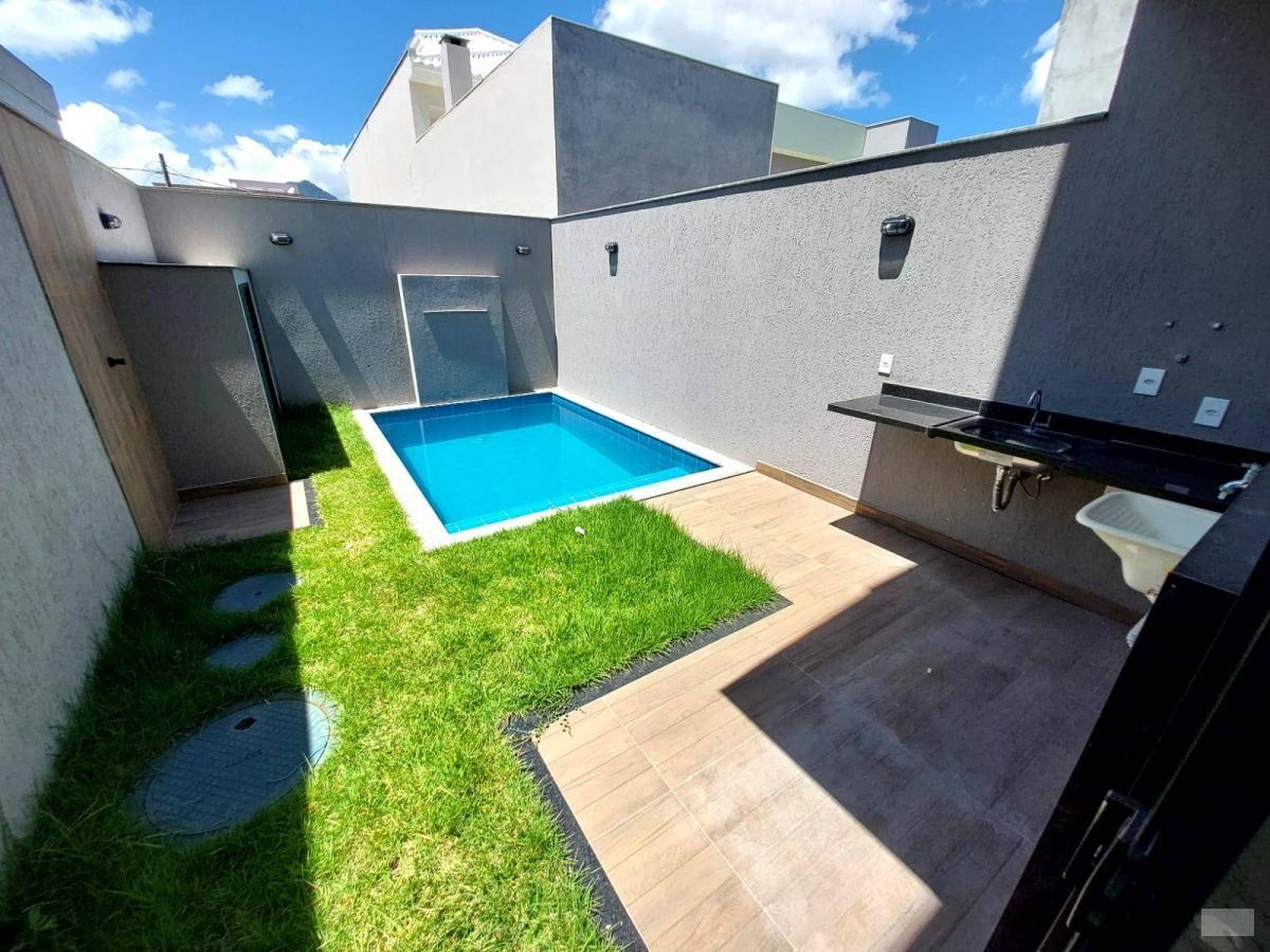 Casa duplex de 2 suítes, escritório, piscina. Cond Grand Park. Campo Grande